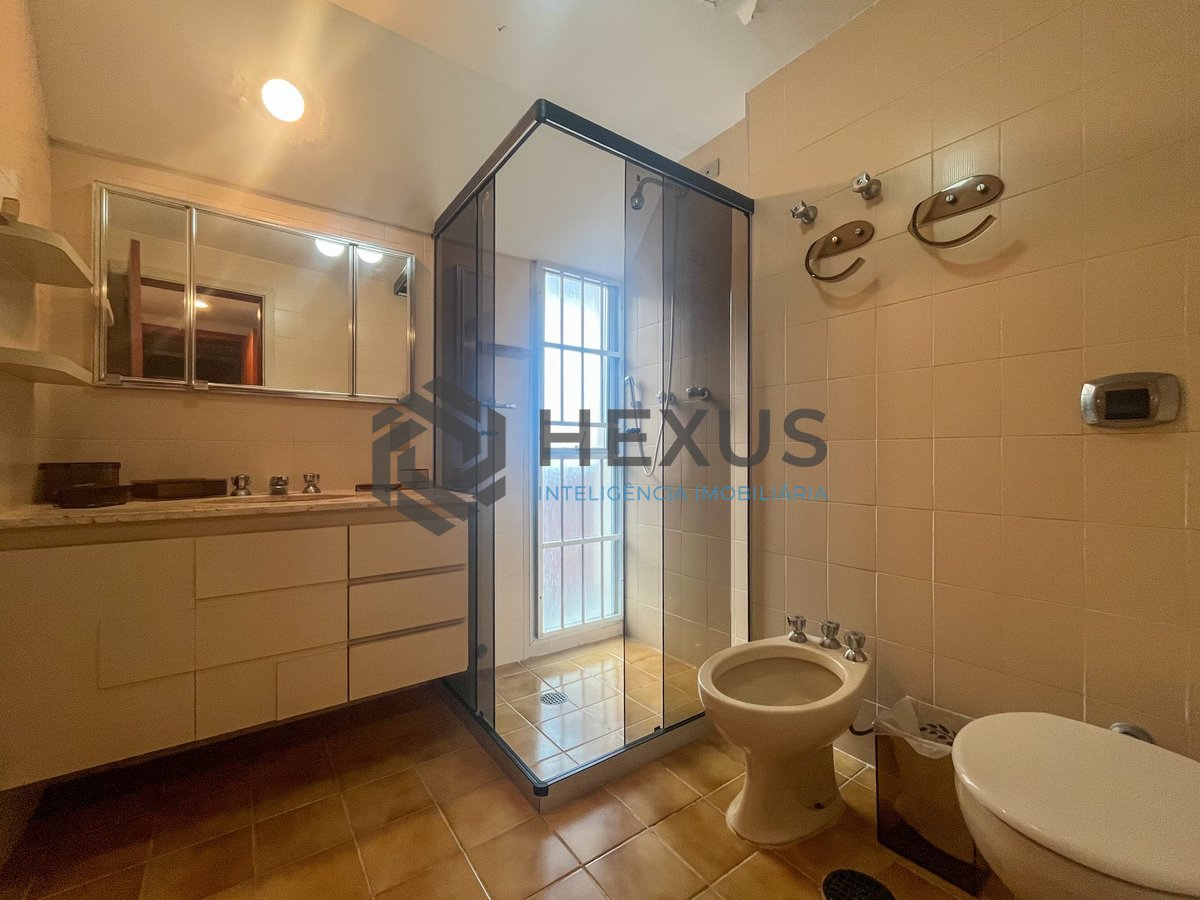 Foto 17 de Apartamento com varanda e lazer na quadra mar da Praia das Pitangueiras, Guaruja