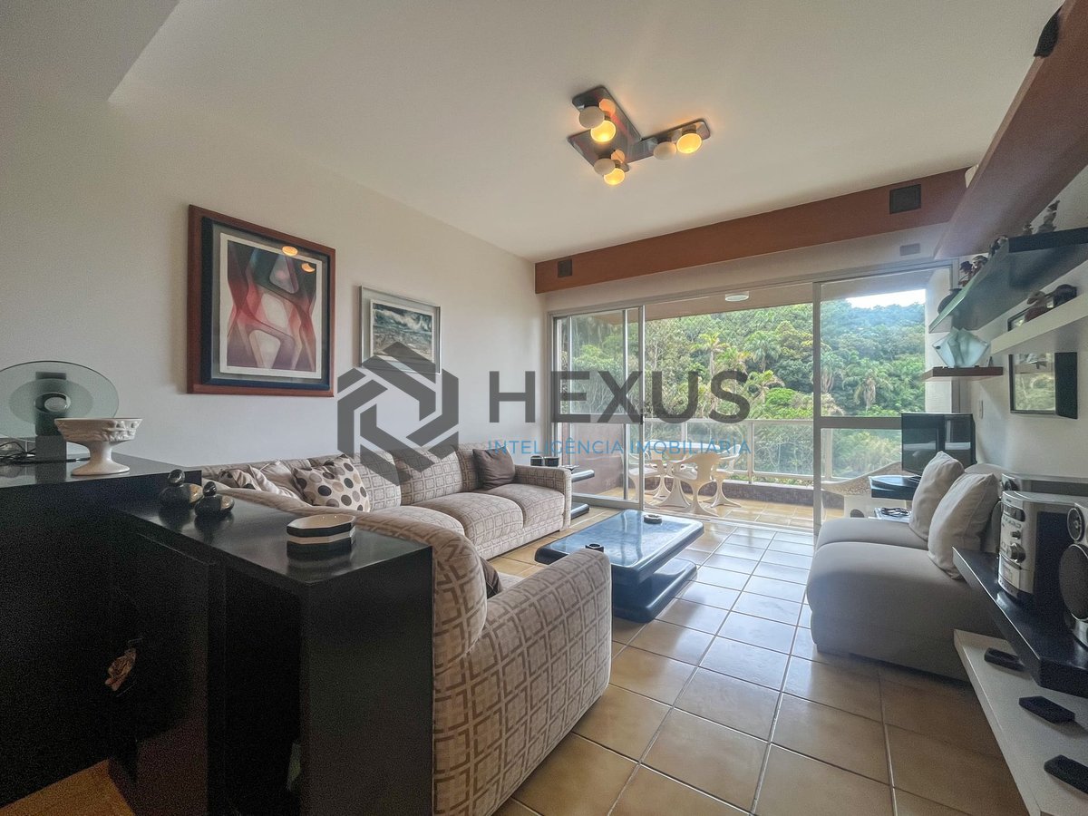 Foto 3 de Apartamento com varanda e lazer na quadra mar da Praia das Pitangueiras, Guaruja