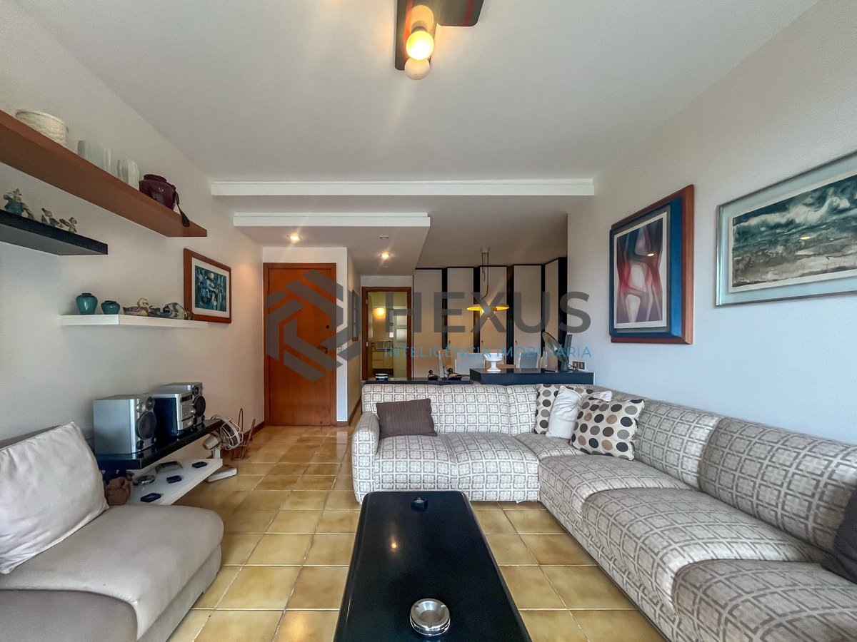 Foto 6 de Apartamento com varanda e lazer na quadra mar da Praia das Pitangueiras, Guaruja