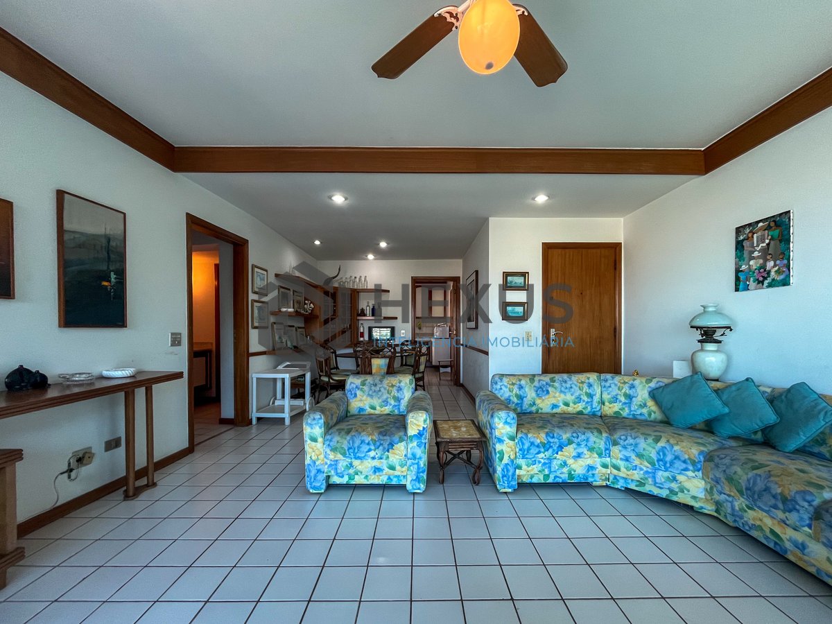 Foto 4 de Apartamento frente mar com varanda e lazer na Praia das Pitangueiras, Guaruja