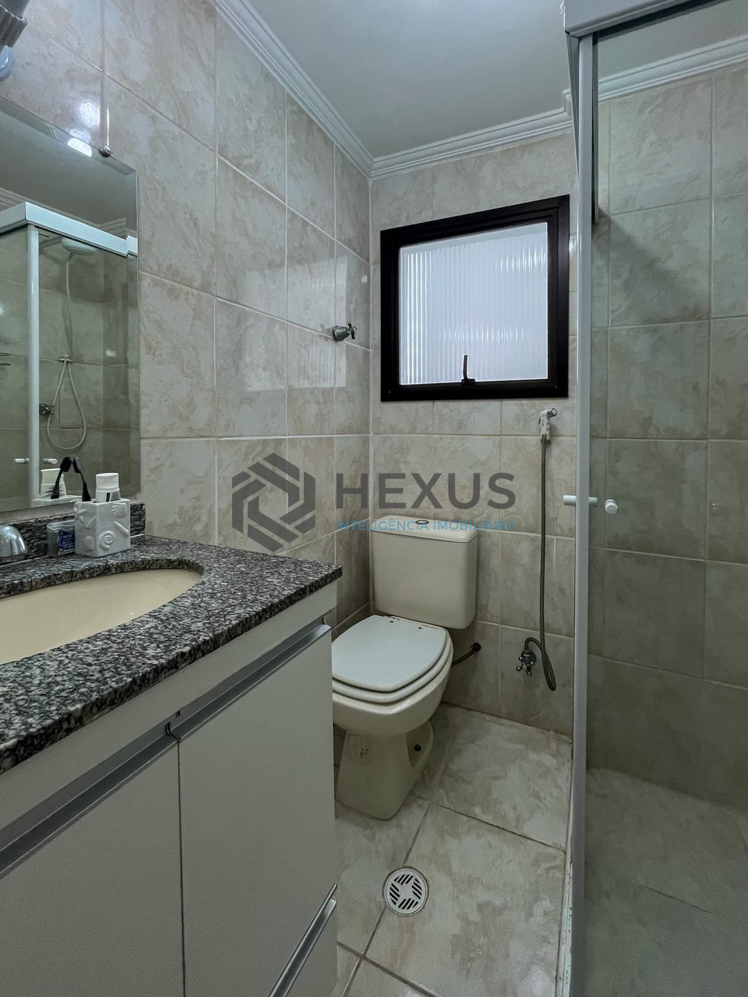 Foto 10 de Apartamento reformado a uma quadra da Praia das Pitangueiras, Guaruja