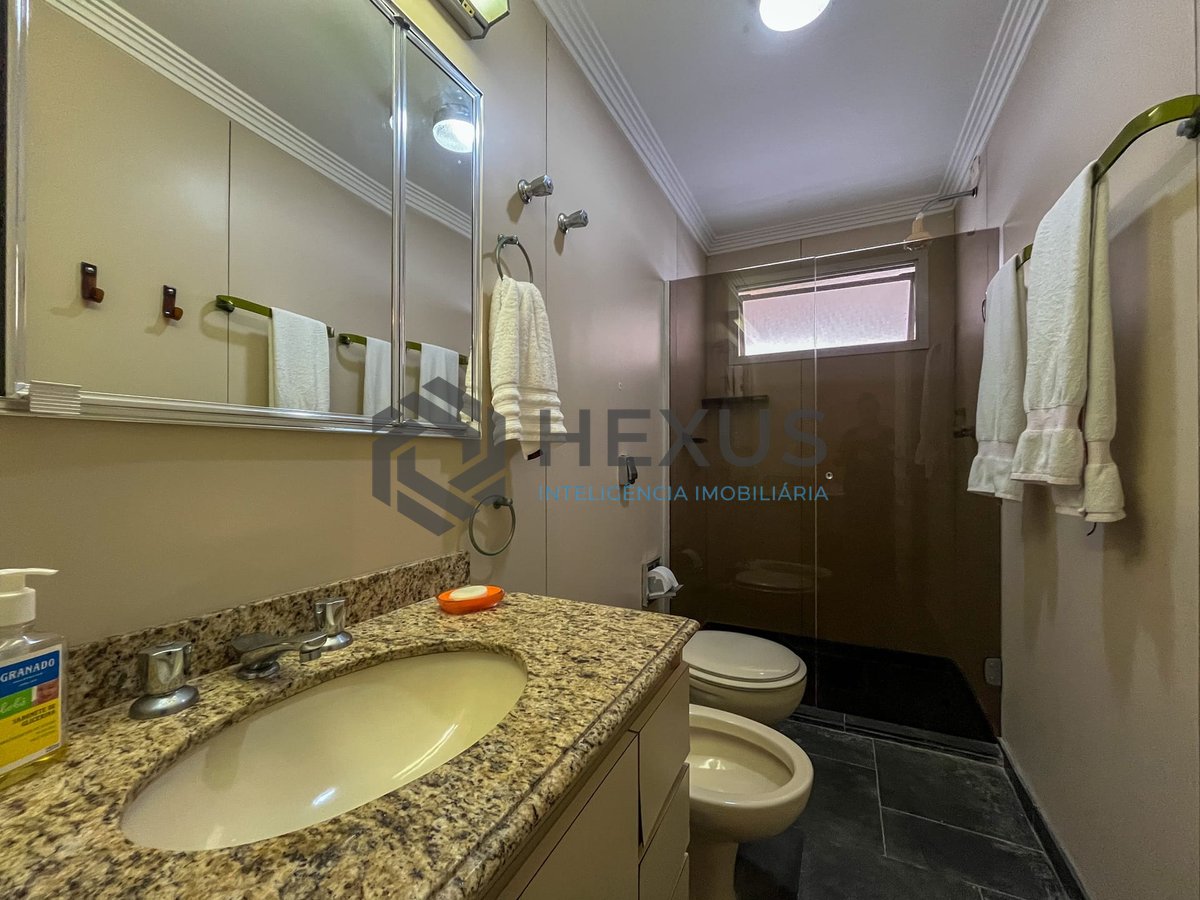 Foto 19 de Apartamento com varanda, vista mar e lazer na Praia das Pitangueiras, Guaruja