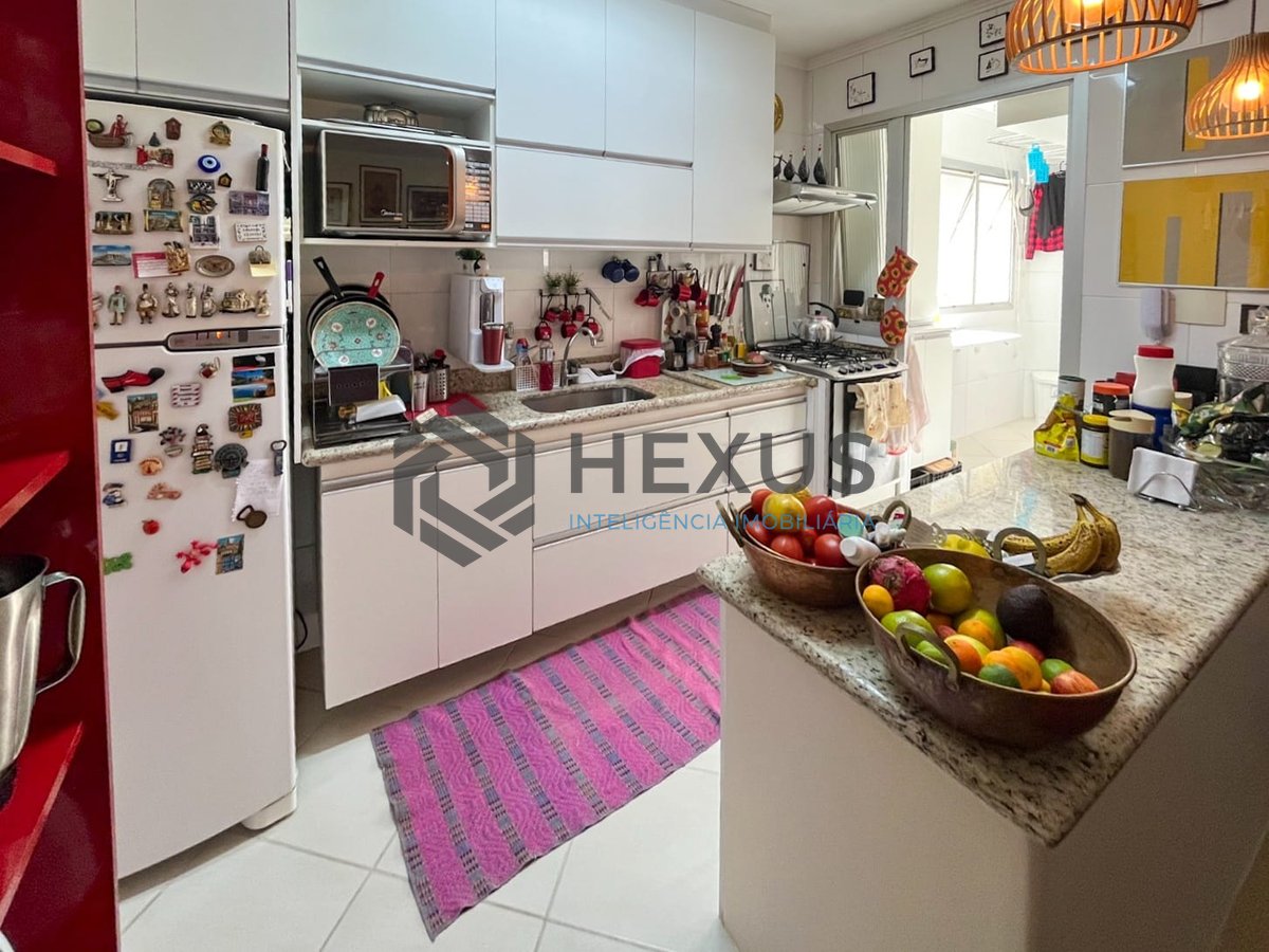 Foto 11 de Apartamento com varanda e lazer a uma quadra da Praia das Pitangueiras, Guaruja