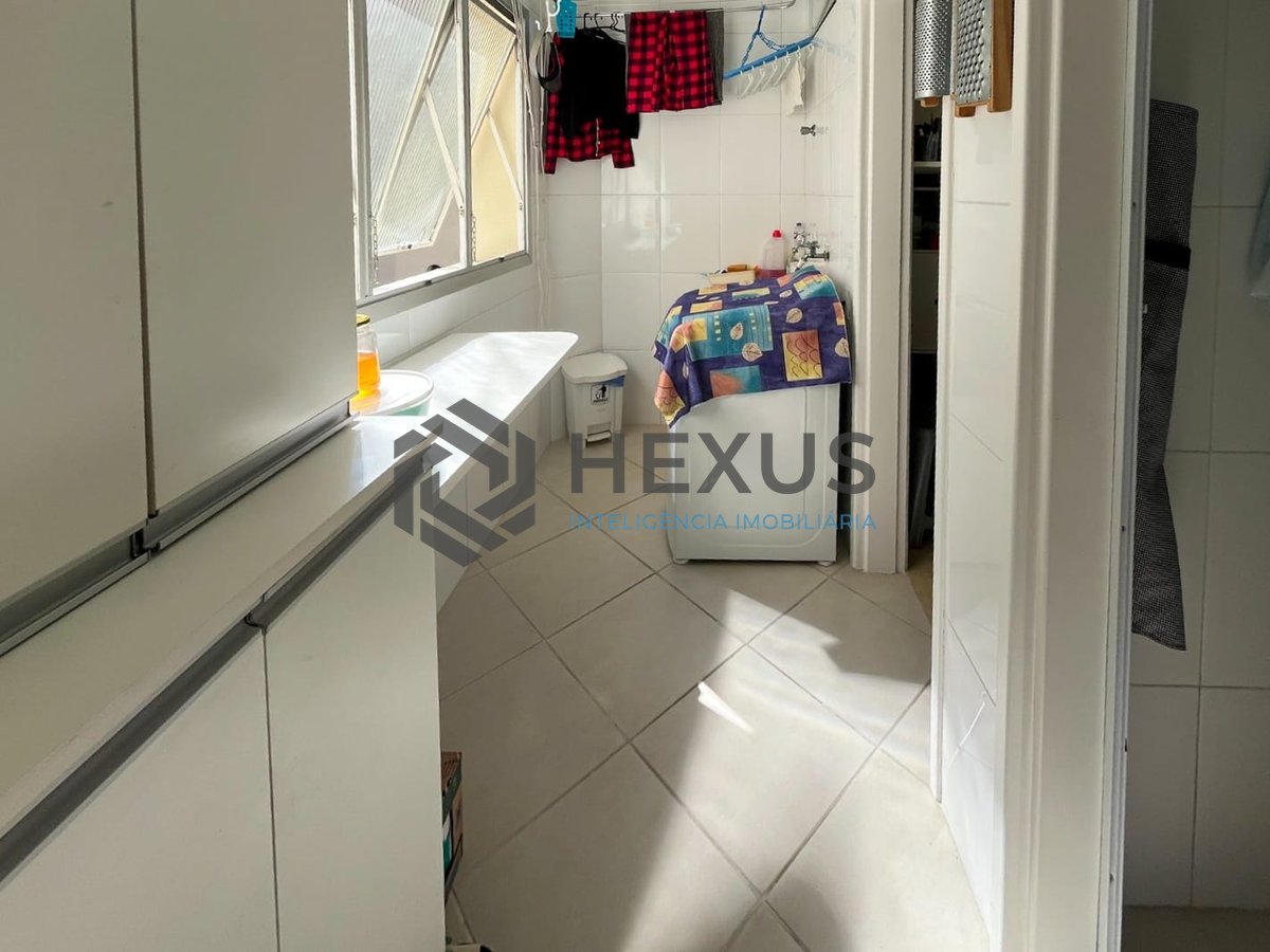 Foto 13 de Apartamento com varanda e lazer a uma quadra da Praia das Pitangueiras, Guaruja