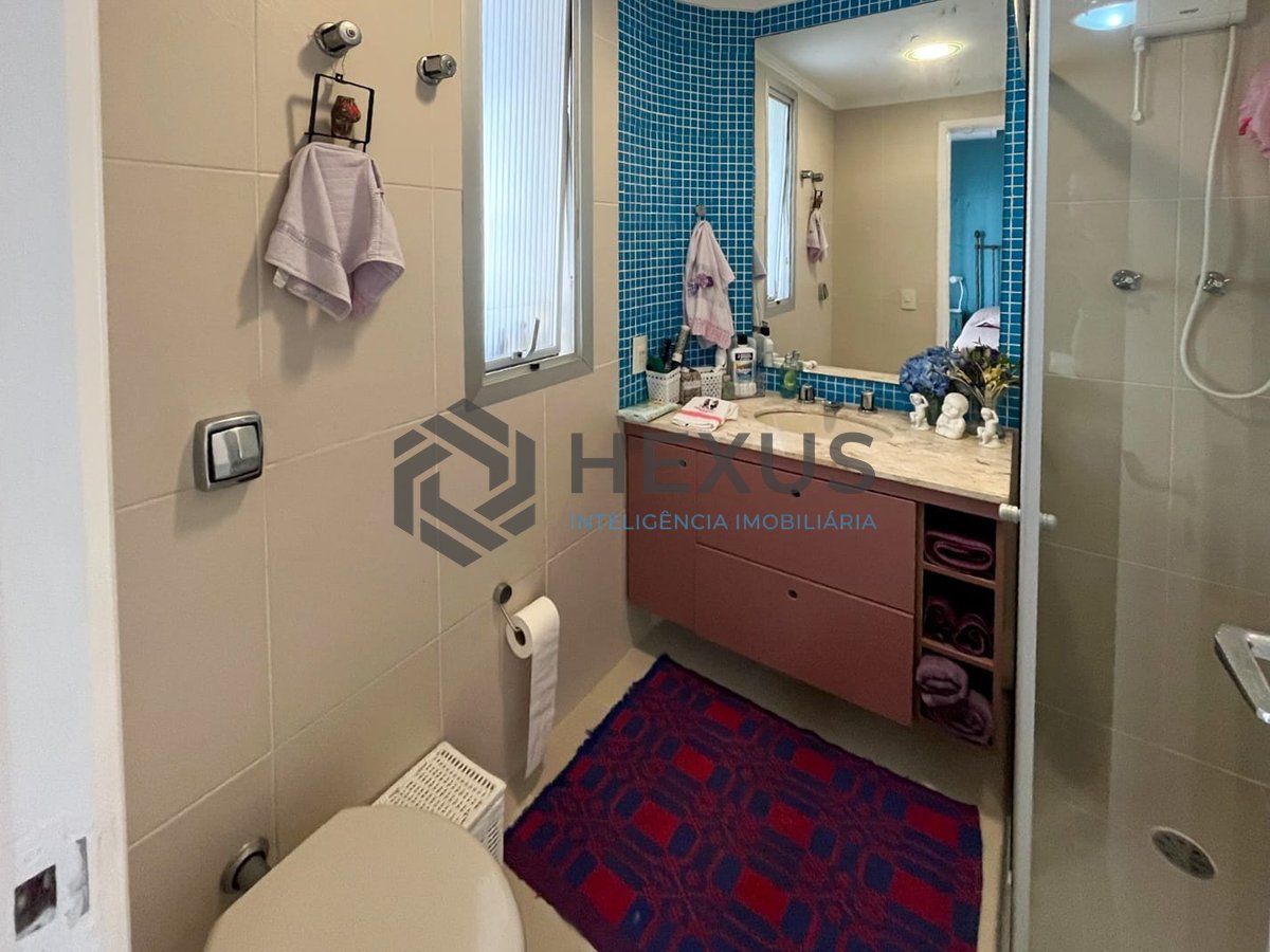 Foto 18 de Apartamento com varanda e lazer a uma quadra da Praia das Pitangueiras, Guaruja