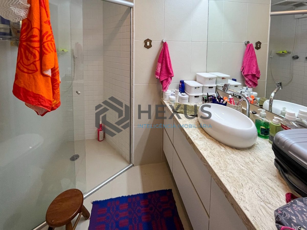 Foto 22 de Apartamento com varanda e lazer a uma quadra da Praia das Pitangueiras, Guaruja