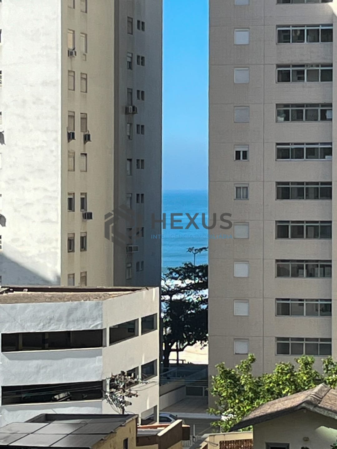 Foto 9 de Apartamento com varanda e lazer a uma quadra da Praia das Pitangueiras, Guaruja