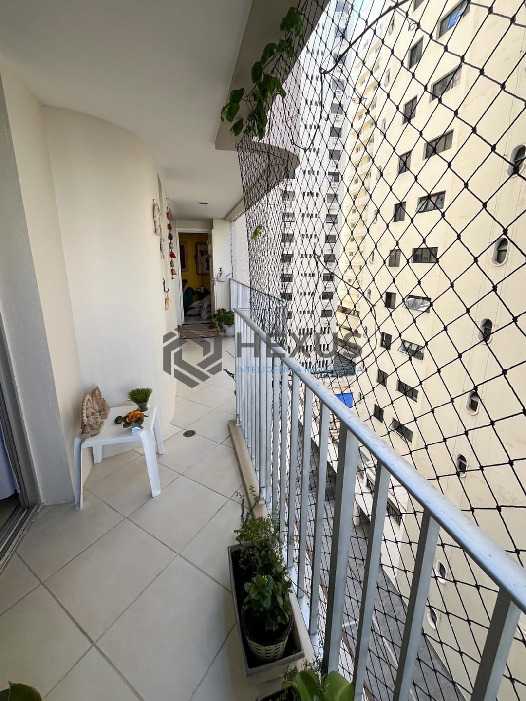 Foto 10 de Apartamento com varanda e lazer a uma quadra da Praia das Pitangueiras, Guaruja