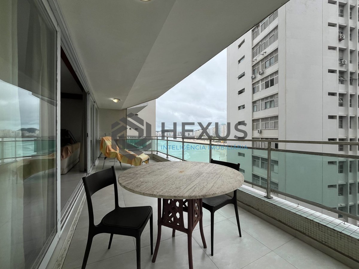 Foto 13 de Apartamento reformado com varanda e vista mar na quadra mar da Praia das Pitangueiras, Guaruja
