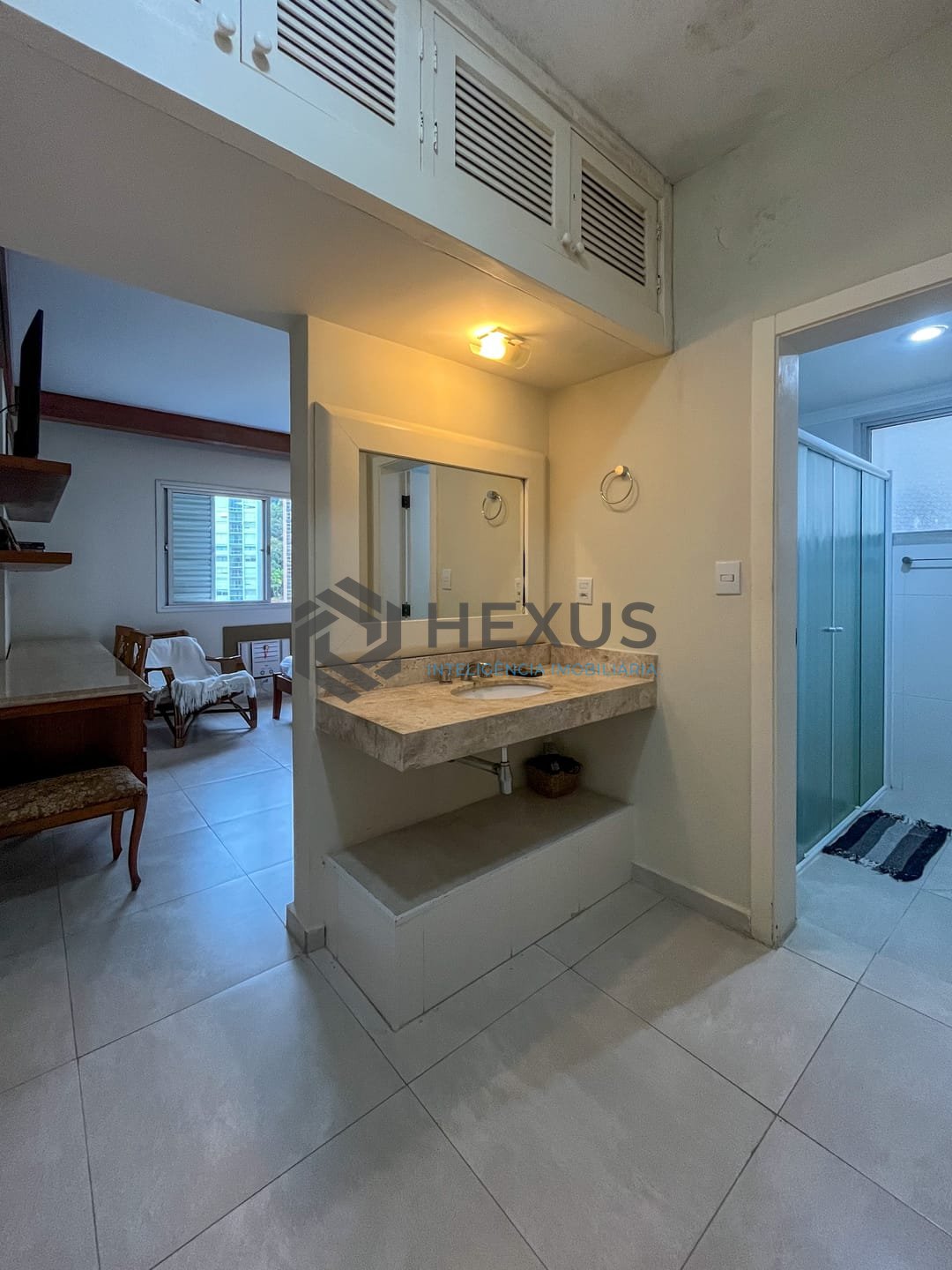 Foto 17 de Apartamento reformado com varanda e vista mar na quadra mar da Praia das Pitangueiras, Guaruja