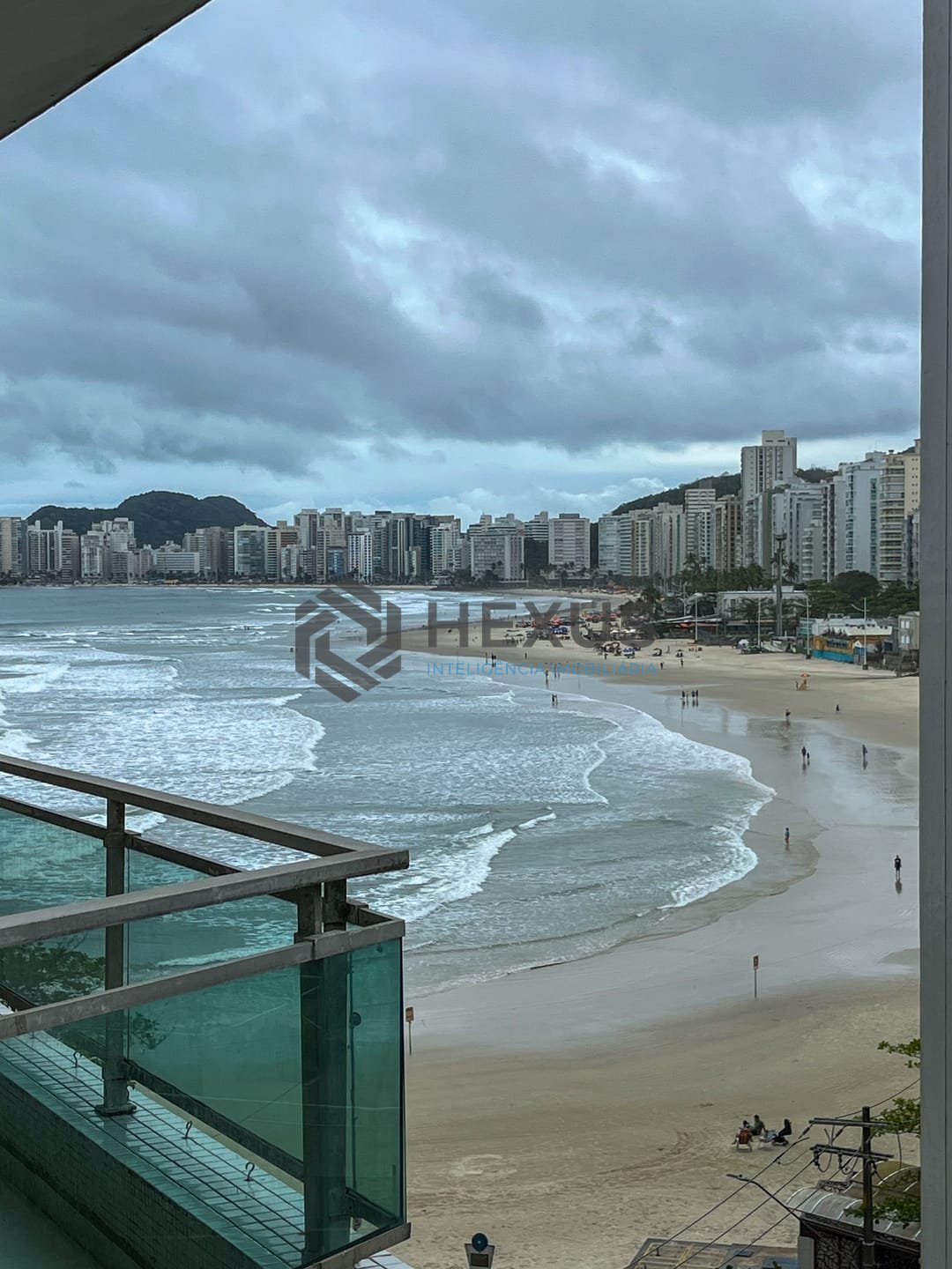 Foto 20 de Apartamento reformado com varanda e vista mar na quadra mar da Praia das Pitangueiras, Guaruja