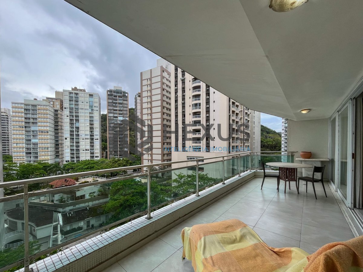 Foto 3 de Apartamento reformado com varanda e vista mar na quadra mar da Praia das Pitangueiras, Guaruja