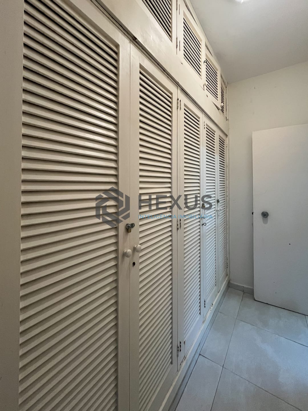 Foto 30 de Apartamento reformado com varanda e vista mar na quadra mar da Praia das Pitangueiras, Guaruja