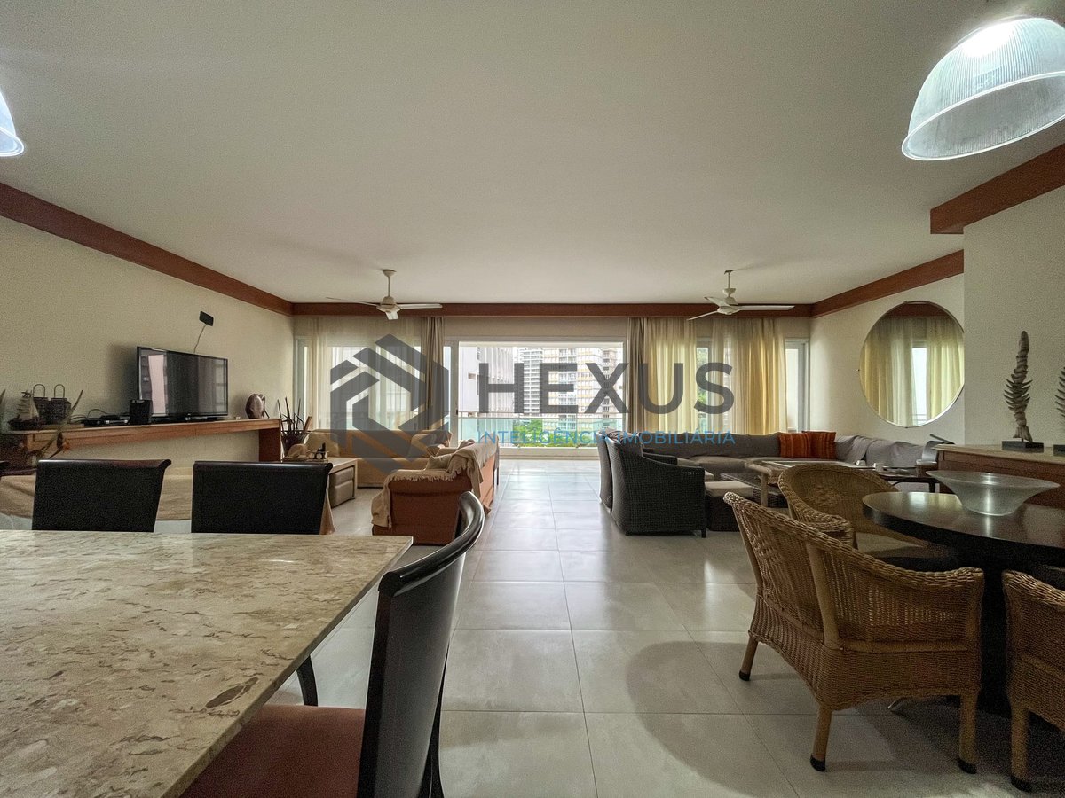 Foto 4 de Apartamento reformado com varanda e vista mar na quadra mar da Praia das Pitangueiras, Guaruja