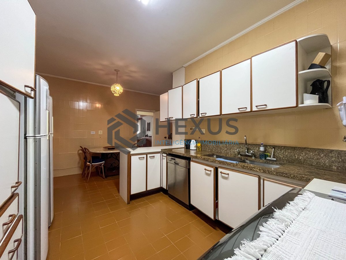 Foto 35 de Apartamento reformado com varanda e vista mar na quadra mar da Praia das Pitangueiras, Guaruja