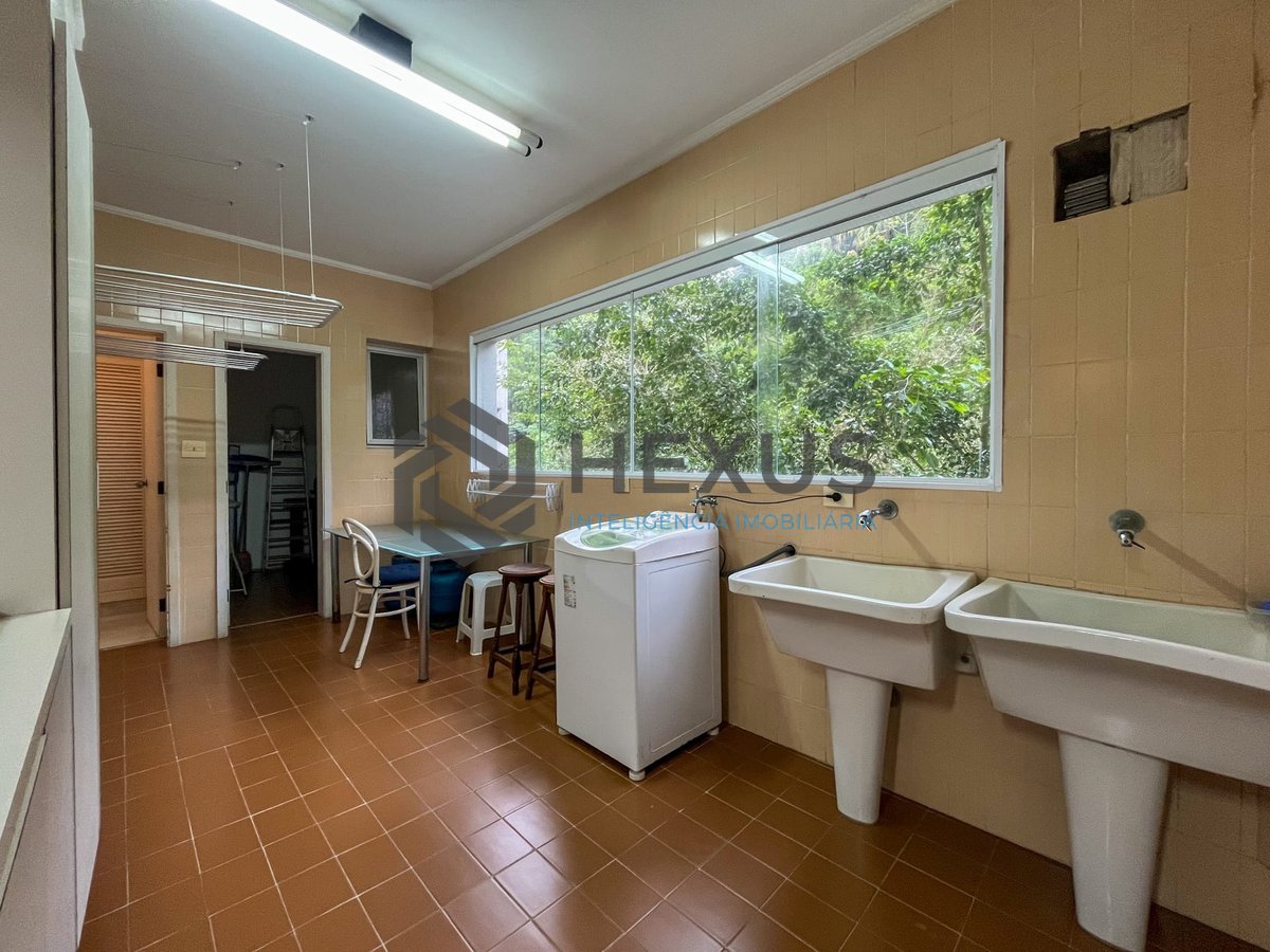 Foto 37 de Apartamento reformado com varanda e vista mar na quadra mar da Praia das Pitangueiras, Guaruja