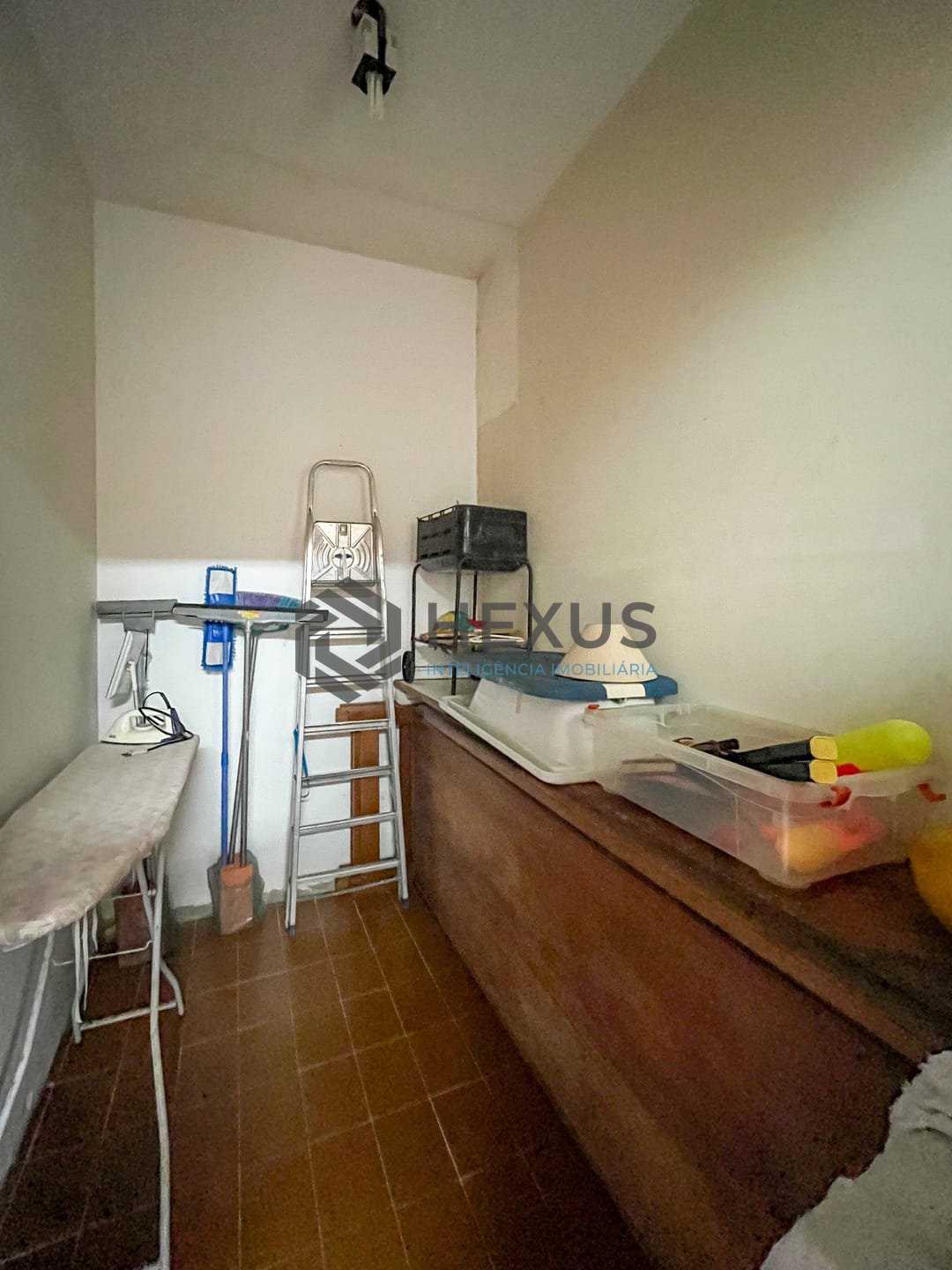 Foto 39 de Apartamento reformado com varanda e vista mar na quadra mar da Praia das Pitangueiras, Guaruja
