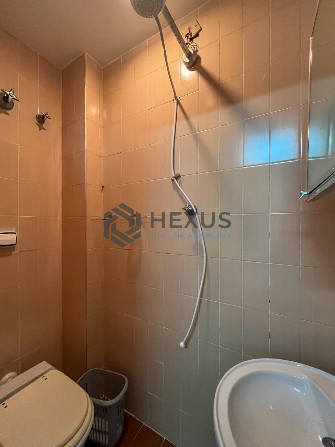 Foto 41 de Apartamento reformado com varanda e vista mar na quadra mar da Praia das Pitangueiras, Guaruja