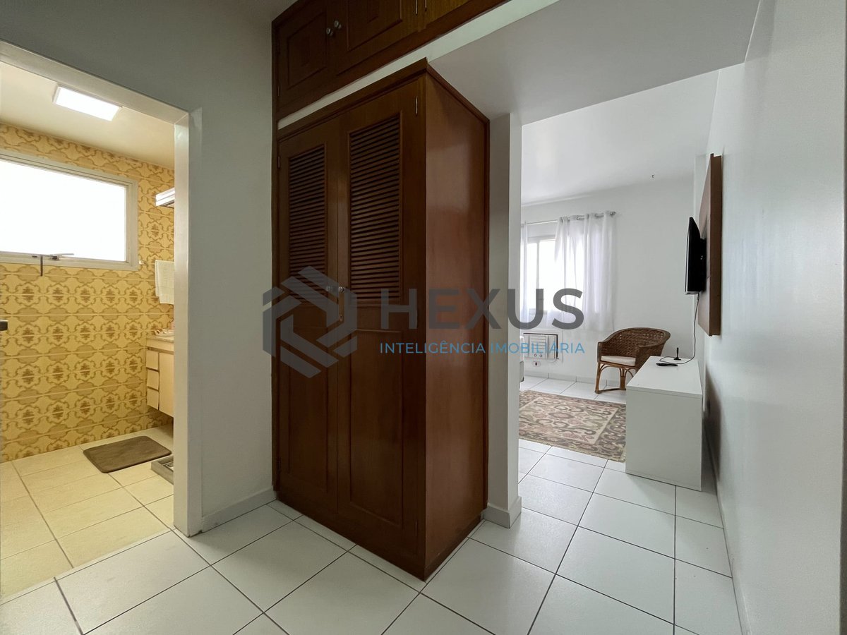 Foto 16 de Apartamento com varanda, vista mar e lazer na quadra-mar da Praia das Pitangueiras, Guaruja