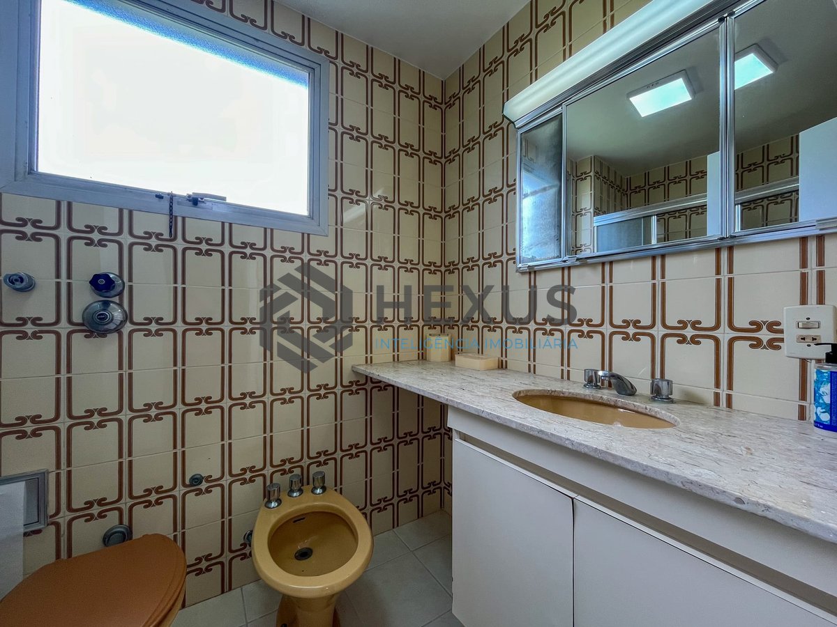 Foto 30 de Apartamento com varanda, vista mar e lazer na quadra-mar da Praia das Pitangueiras, Guaruja