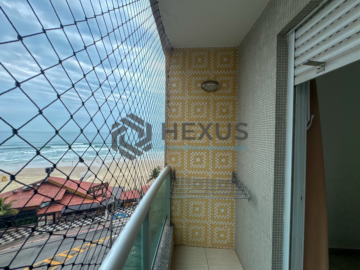 Foto 20 de Apartamento frente mar com varanda e lazer na Praia das Pitangueiras, Guarujá