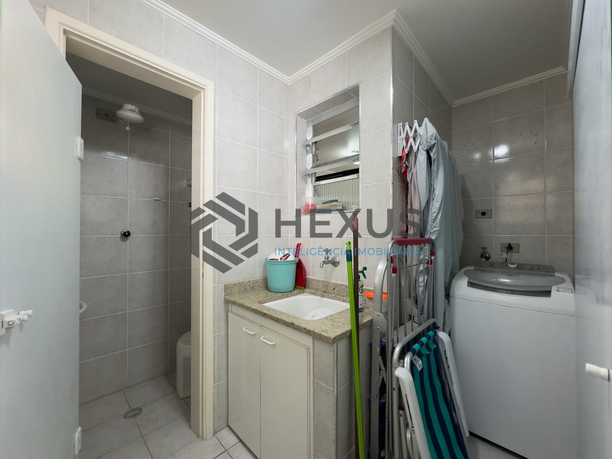 Foto 20 de Apartamento com varanda e vista mar na quadra-mar da Praia das Pitangueiras, Guaruja