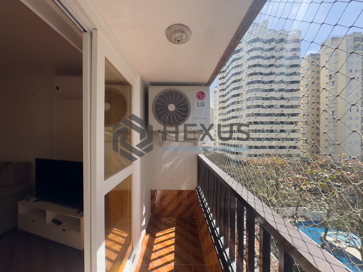 Foto 3 de Apartamento com varanda e vista mar na quadra-mar da Praia das Pitangueiras, Guaruja