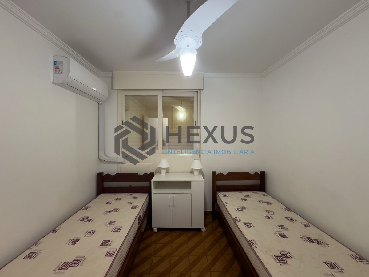 Foto 10 de Apartamento com varanda e vista mar na quadra-mar da Praia das Pitangueiras, Guaruja