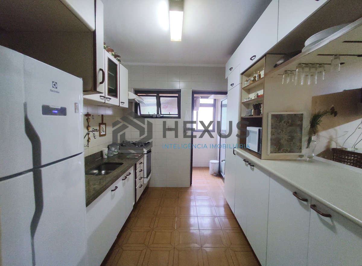 Foto 17 de Apartamento frente rua com varanda e vista livre na Praia da Enseada, Guaruja
