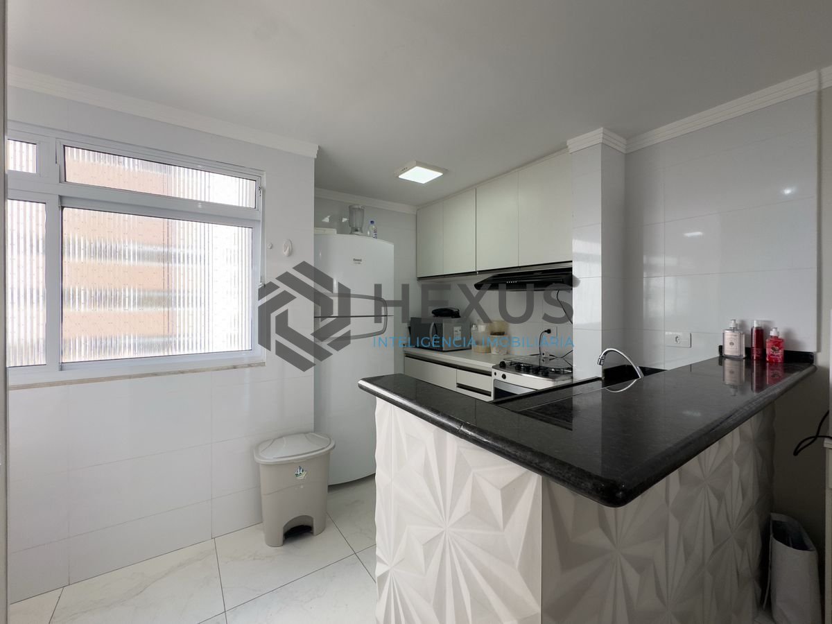 Foto 10 de Apartamento reformado beira mar com varanda vista mar na região do Centro nas Pitangueiras, Guarujá