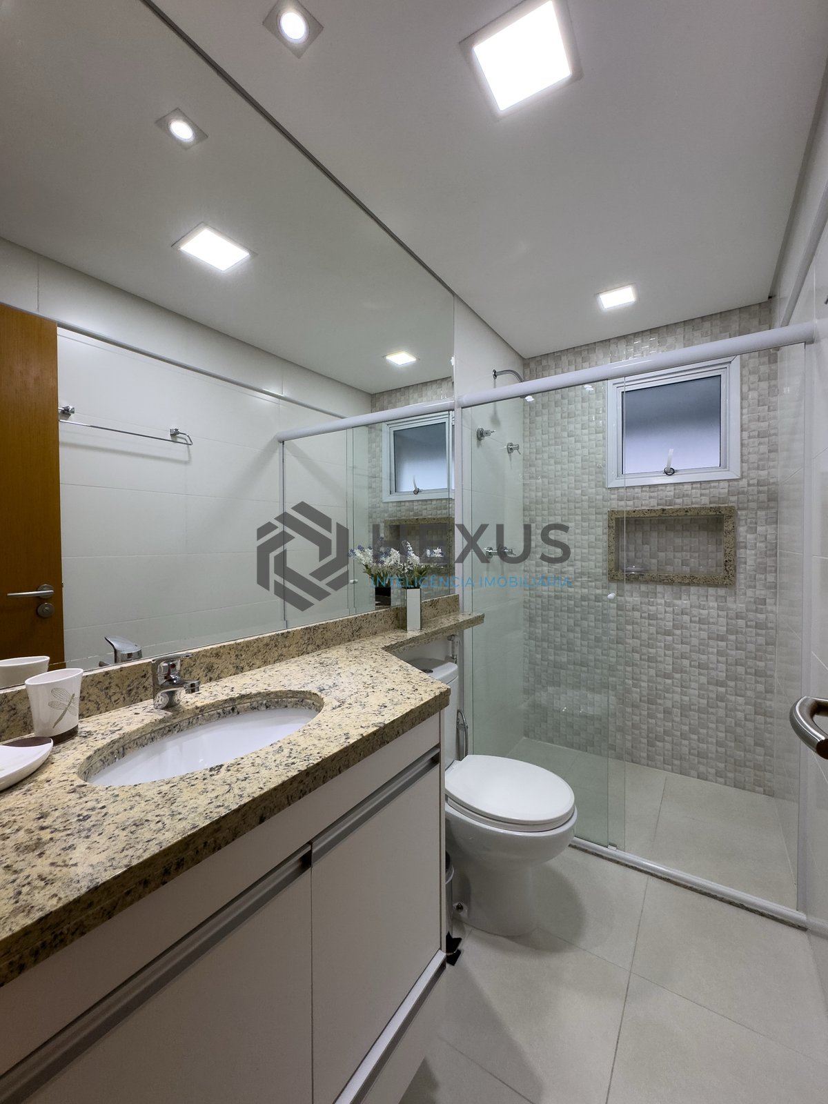 Foto 35 de Apartamento reformado com varanda gourmet e lazer na Praia das Pitangueiras, Guaruja