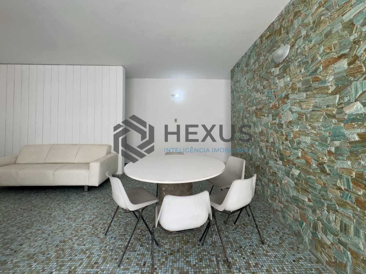 Foto 4 de Apartamento com varanda na quadra mar da Praia das Pitangueiras, Guaruja