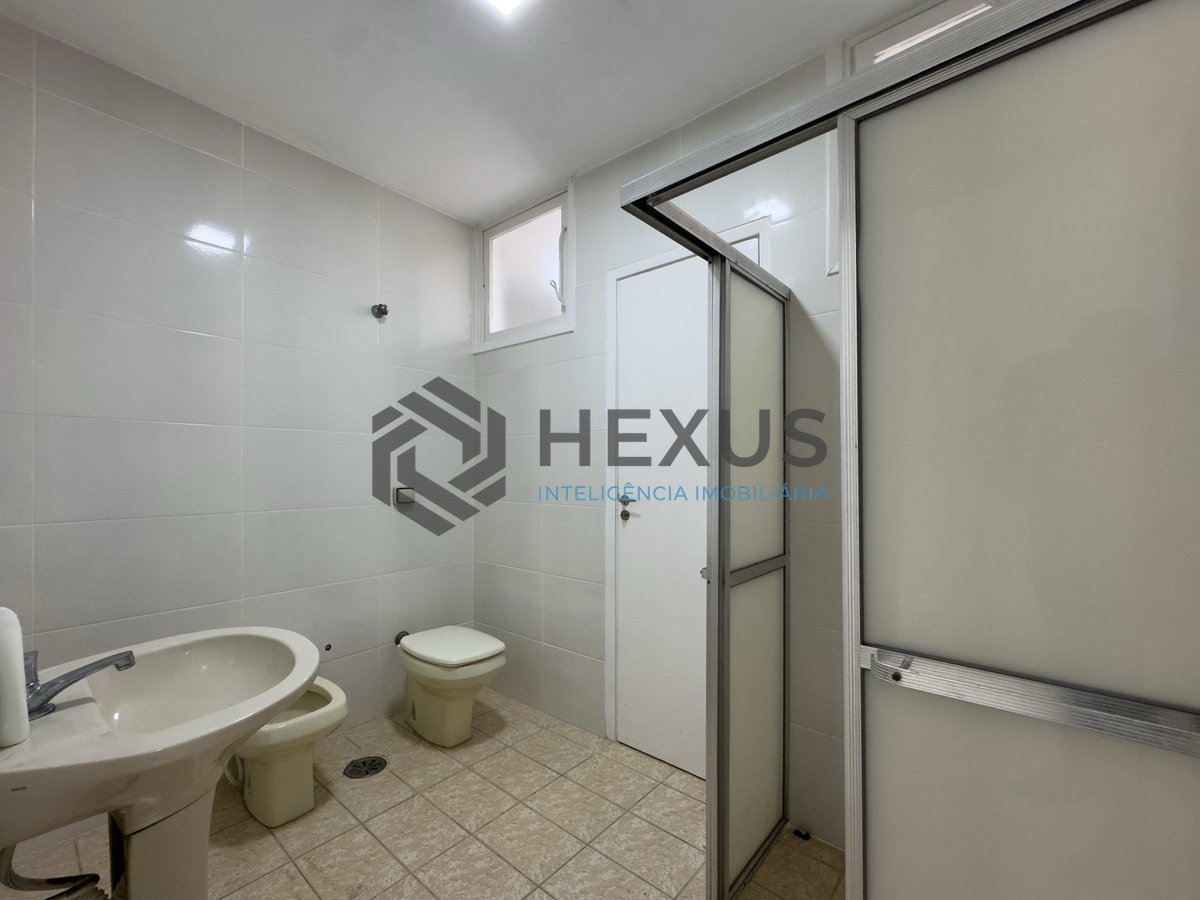 Foto 9 de Apartamento com varanda na quadra mar da Praia das Pitangueiras, Guaruja