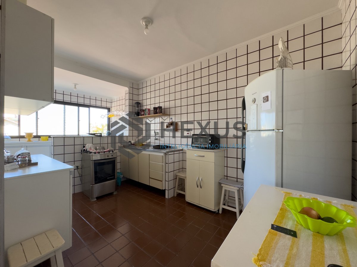 Foto 15 de Apartamento com varanda e vista livre a duas quadras da Praia do Tombo, Guaruja