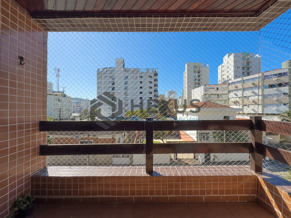 Foto 8 de Apartamento com varanda e vista livre a duas quadras da Praia do Tombo, Guaruja