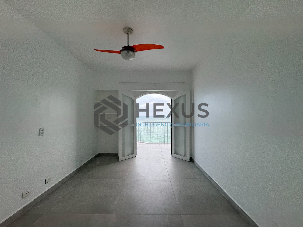 Foto 15 de Apartamento frente mar com varanda e vista mar na Praia das Pitangueiras, Guaruja