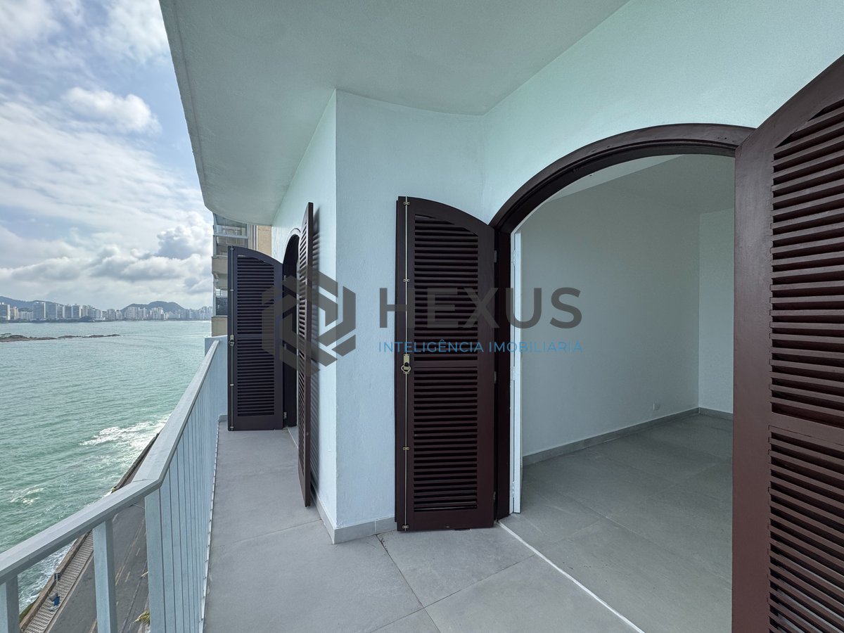 Foto 17 de Apartamento frente mar com varanda e vista mar na Praia das Pitangueiras, Guaruja