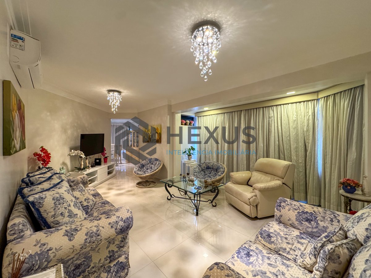 Foto 2 de Apartamento reformado com varanda a duas quadras da Praia das Pitangueiras, Guaruja