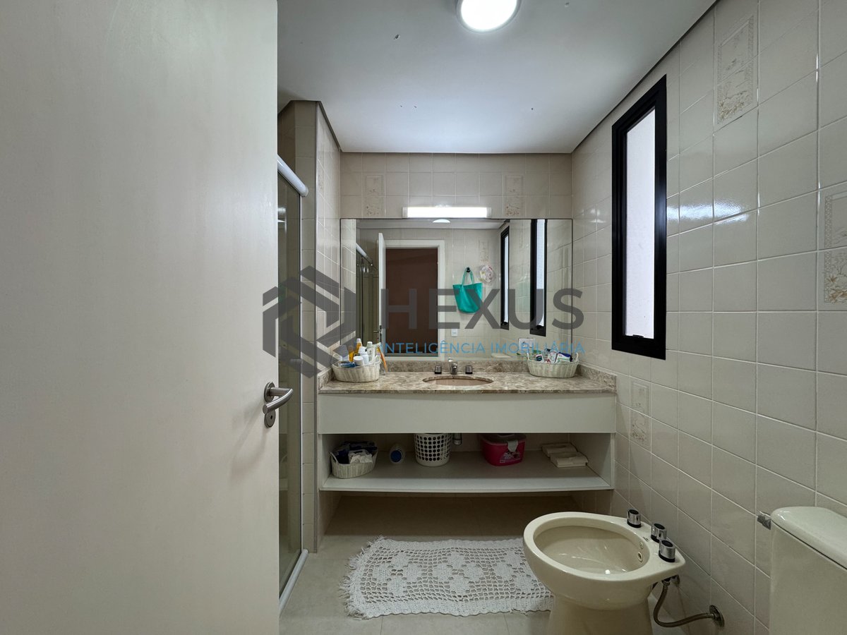Foto 17 de Apartamento reformado com varanda a duas quadras da Praia das Pitangueiras, Guaruja