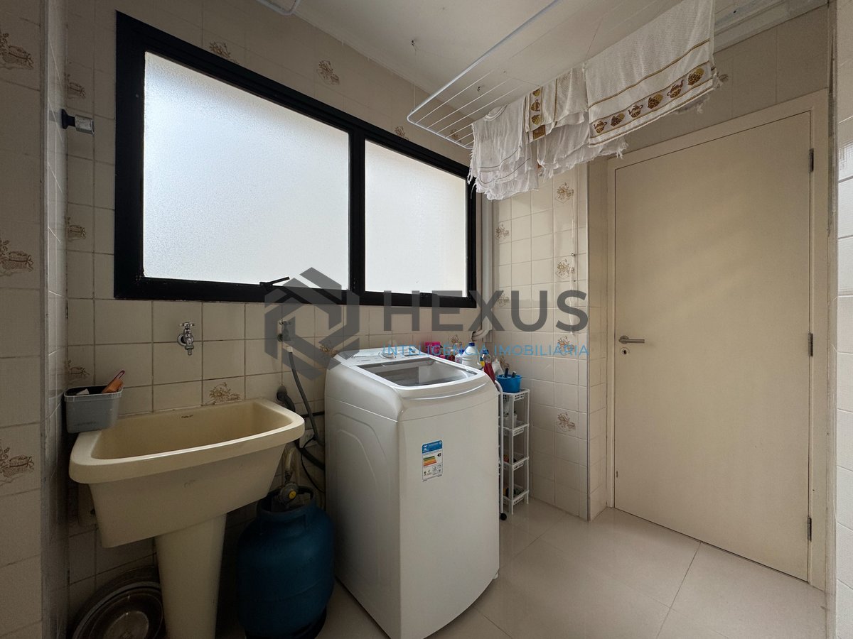 Foto 30 de Apartamento reformado com varanda a duas quadras da Praia das Pitangueiras, Guaruja