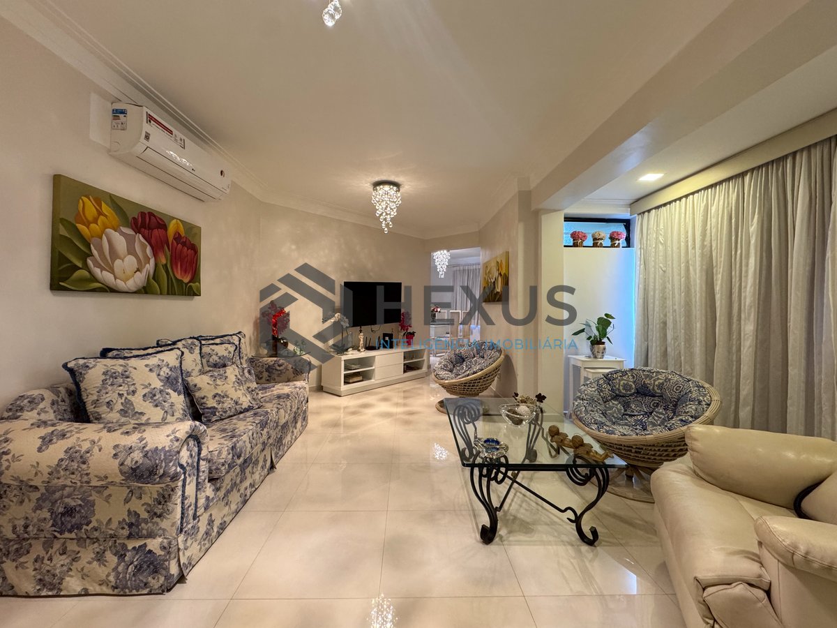 Foto 4 de Apartamento reformado com varanda a duas quadras da Praia das Pitangueiras, Guaruja