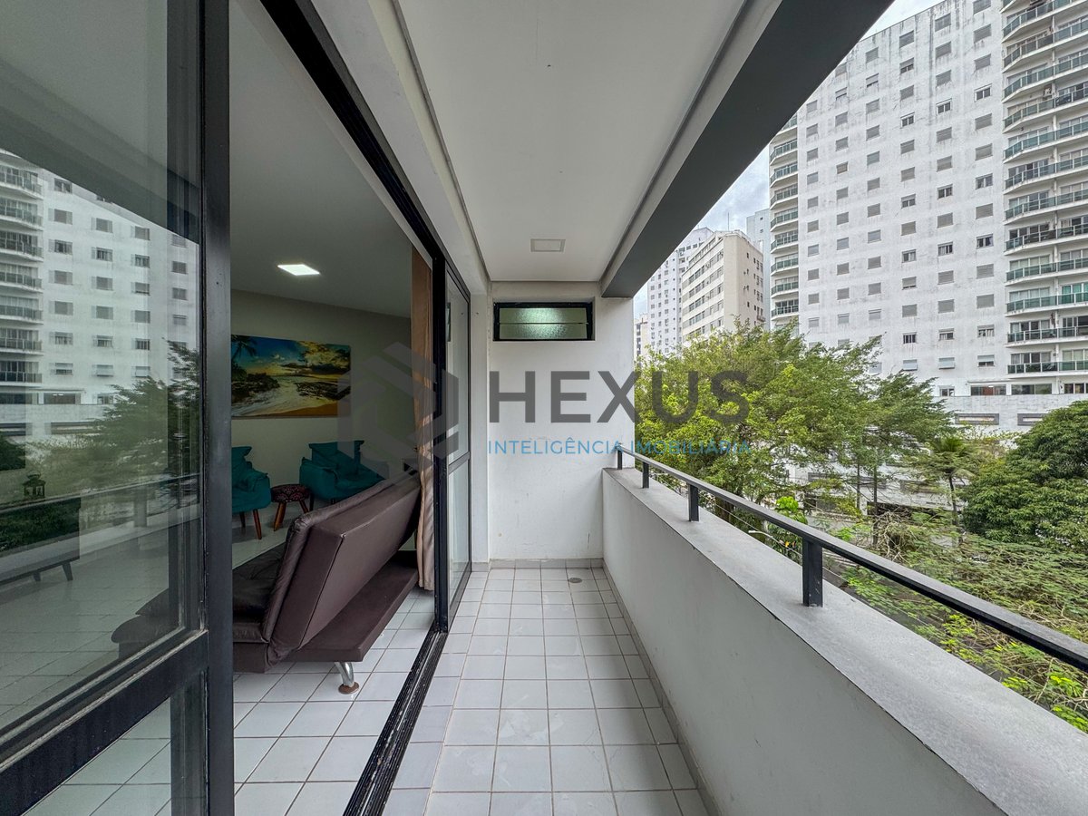 Foto 2 de Apartamento com varanda a duas quadras da Praia das Pitangueiras, Guaruja