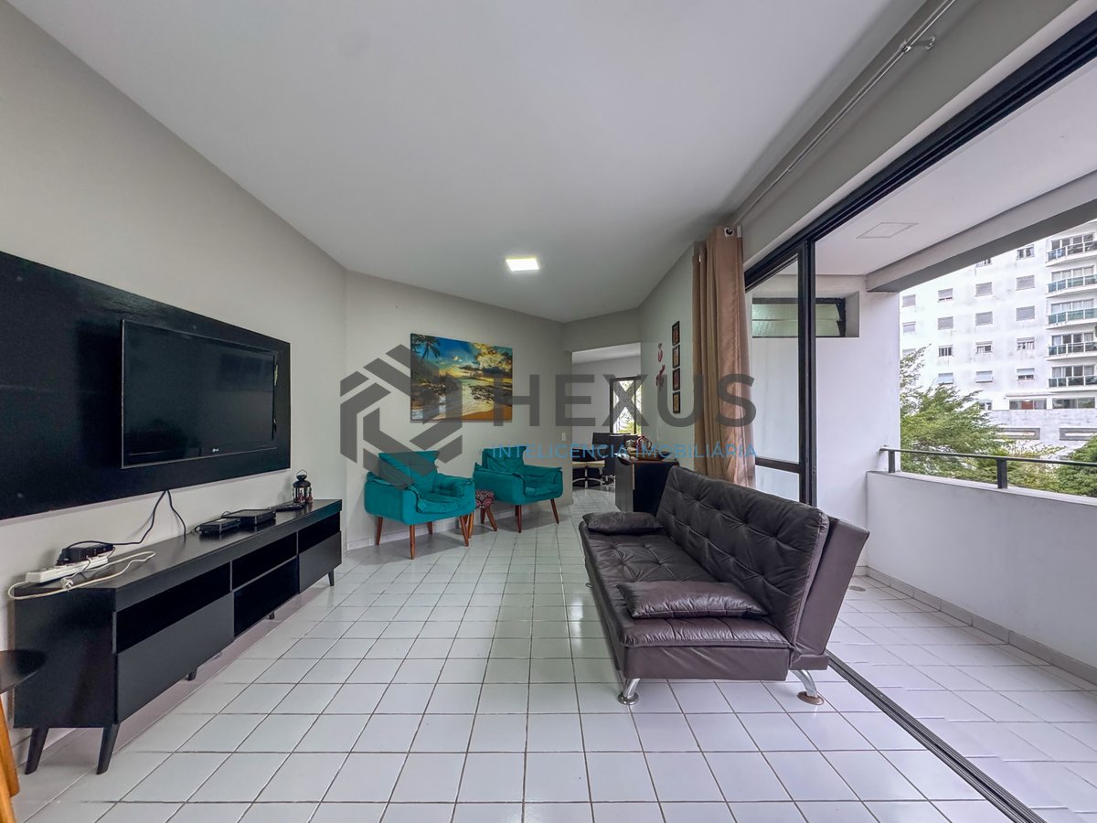 Foto 3 de Apartamento com varanda a duas quadras da Praia das Pitangueiras, Guaruja