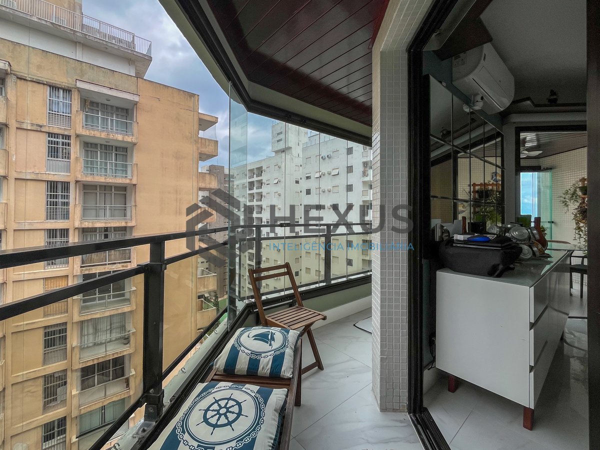 Foto 14 de Apartamento reformado com varanda vista mar e lazer na Praia das Pitangueiras, Guaruja