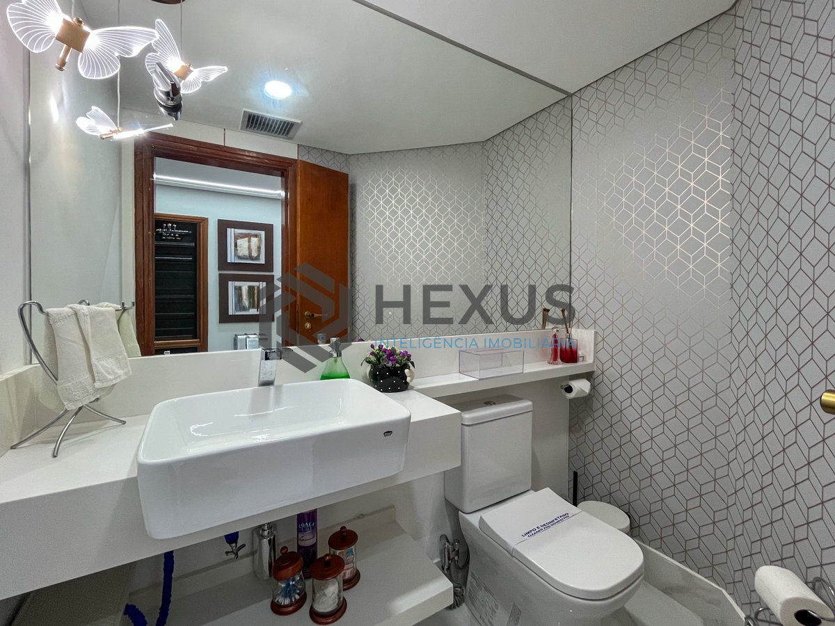 Foto 16 de Apartamento reformado com varanda vista mar e lazer na Praia das Pitangueiras, Guaruja