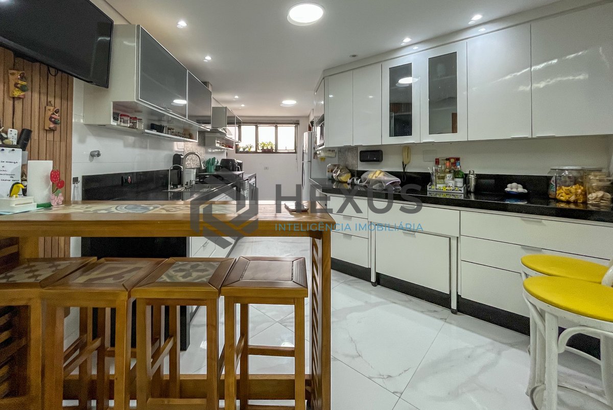 Foto 17 de Apartamento reformado com varanda vista mar e lazer na Praia das Pitangueiras, Guaruja
