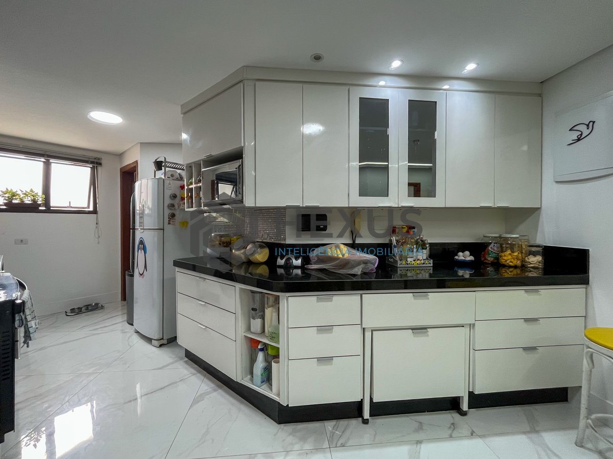 Foto 19 de Apartamento reformado com varanda vista mar e lazer na Praia das Pitangueiras, Guaruja