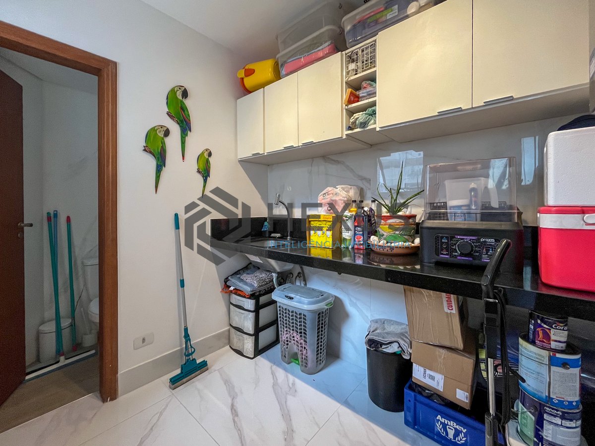 Foto 21 de Apartamento reformado com varanda vista mar e lazer na Praia das Pitangueiras, Guaruja