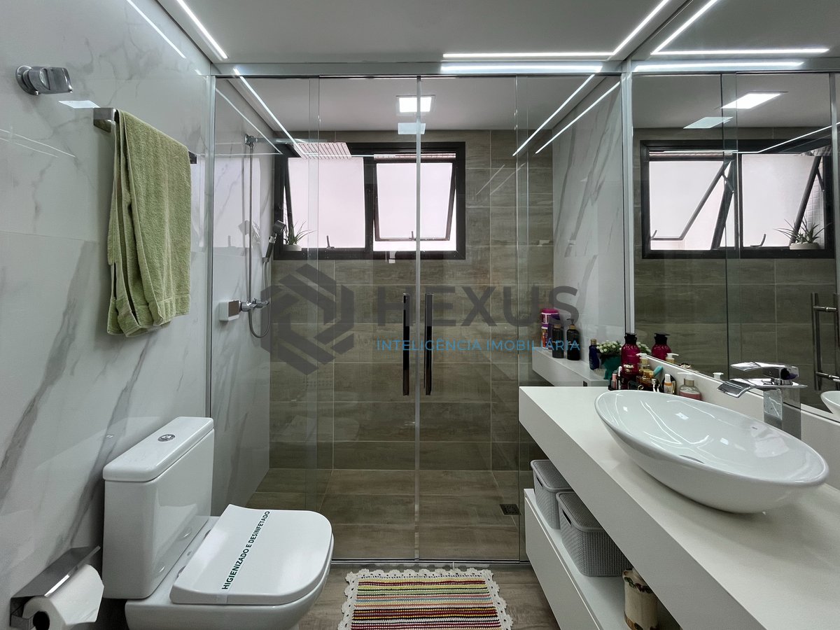 Foto 35 de Apartamento reformado com varanda vista mar e lazer na Praia das Pitangueiras, Guaruja