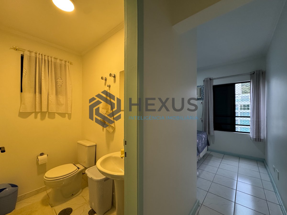 Foto 10 de Apartamento com varanda e lazer a duas quadras da Praia das Pitangueiras, Guaruja